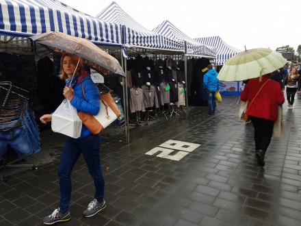 Jarmark w pelerynie i pod parasolem (galeria zdjęć)